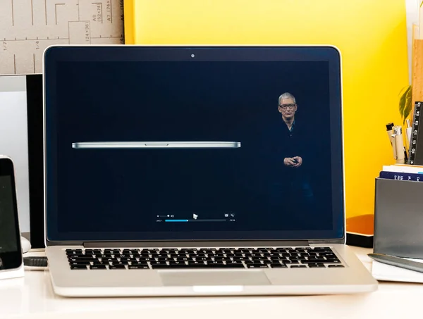 Тим Кук рассказал о преимуществах использования MacBook Pro — стоковое фото