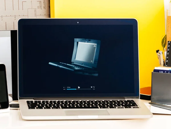 Retrospective of old iBook, MacBook Pro, PowerBook laptops Apple — Stock Photo, Image