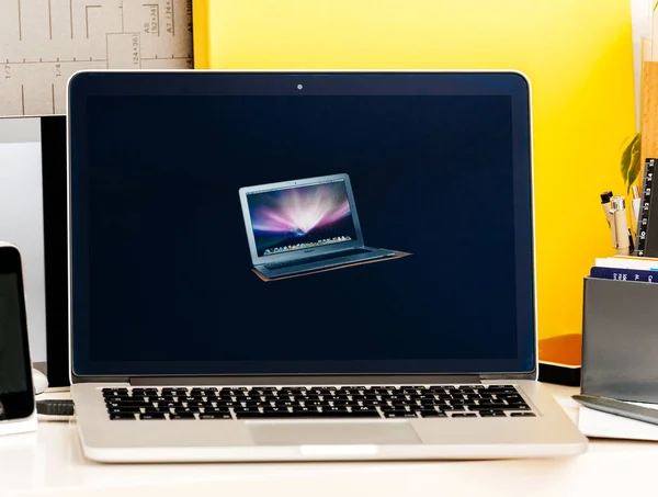 Retrospectieve tentoonstelling van oude ibook, Macbook Pro, Powerbook laptops Apple — Stockfoto