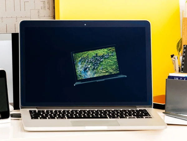 Retrospective of old iBook, MacBook Pro, PowerBook laptops Apple — Stock Photo, Image