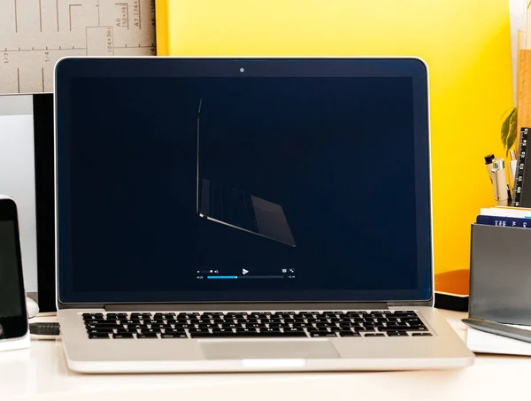 MacBook Pro dokunmatik Bar sunu siluet — Stok fotoğraf