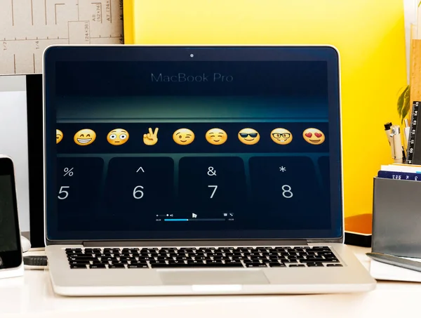 MacBook Pro Touch Bar prezentacji z Emoji, skróty itp — Zdjęcie stockowe