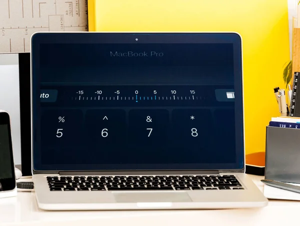 Presentación de Macbook Pro Touch Bar con emoji, accesos directos, etc. —  Fotos de Stock