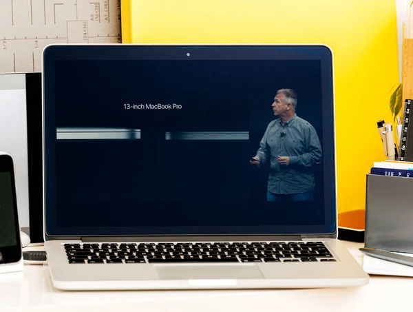 Macbook Pro Touch Bar presentazione philip schiller parlando — Foto Stock