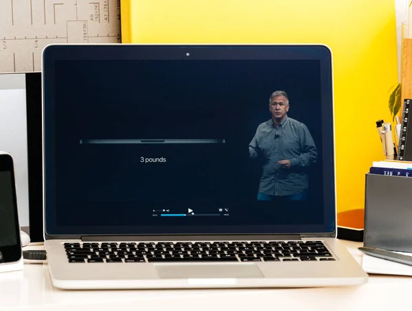 Macbook Pro Touch Bar presentazione philip schiller parlando — Foto Stock