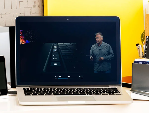 Presentación de Macbook Pro Touch Bar por Philip Schiller —  Fotos de Stock