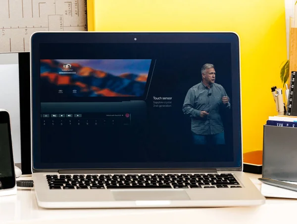 Presentación de Macbook Pro Touch Bar por Philip Schiller —  Fotos de Stock