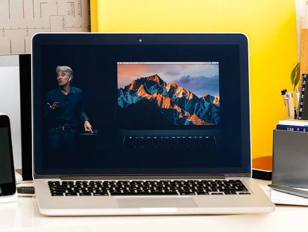 Craig Federighi over Macbook Pro Touch Bar — Stockfoto