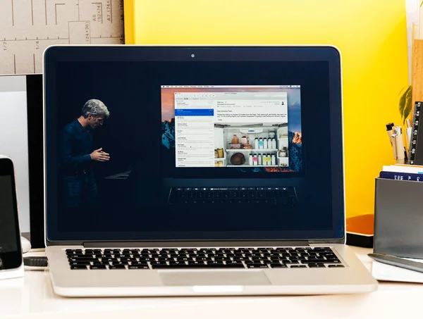 Macbook Pro のタッチのバーのクレイグ ・ Federighi — ストック写真