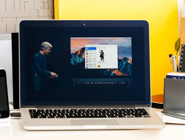 Macbook Pro のタッチのバーのクレイグ ・ Federighi — ストック写真