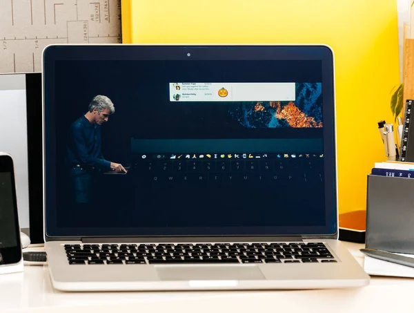 Craig Federighi o Macbook Pro Touch Bar — Zdjęcie stockowe