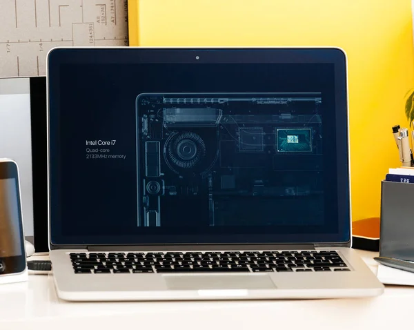 Macbook Pro のタッチ バー プレゼンテーション インテル® core i7 cpu — ストック写真