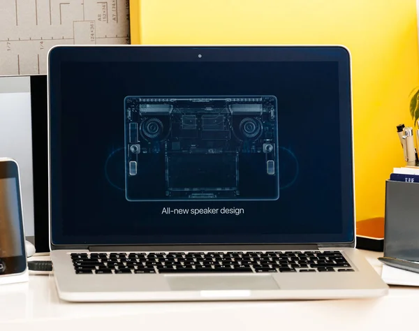 Macbook Pro のタッチ バー プレゼンテーションすべての新しいスピーカー デザイン — ストック写真