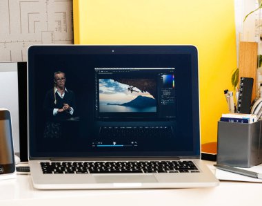 MacBook Pro dokunmatik Bar sunu bradee evans photoshop oled