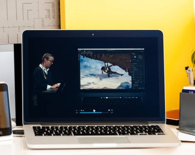 MacBook Pro dokunmatik Bar sunu bradee evans photoshop oled