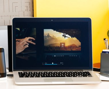 MacBook Pro dokunmatik Bar sunu bradee evans photoshop oled