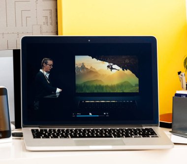 MacBook Pro dokunmatik Bar sunu bradee evans photoshop oled