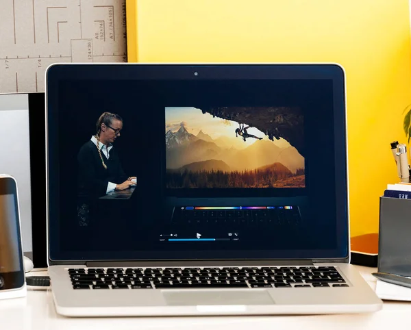 MacBook Pro Touch Bar prezentacji bradee evans photoshop oled — Zdjęcie stockowe