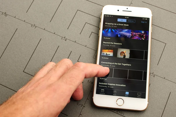 Nuovo iPhone 7 Plus con touch screen a mano per accedere a WWDC — Foto Stock