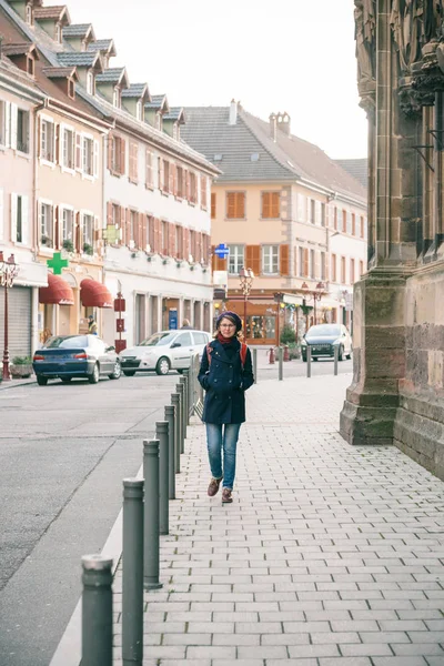 Mulher caminhando na aldeia francesa Alsácia, Thann — Fotografia de Stock