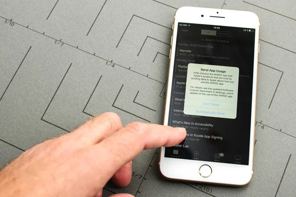 Novo iPhone 7 Plus com tela de toque manual para permitir o uso do aplicativo — Fotografia de Stock