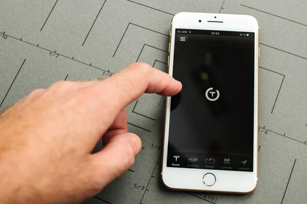 Ekran Tesla App iphone 7 artı dokunmadan el — Stok fotoğraf