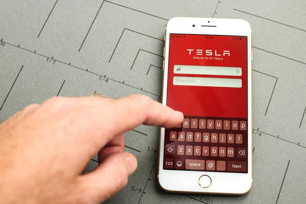 IPhone 7 плюс вход в приложение Tesla — стоковое фото
