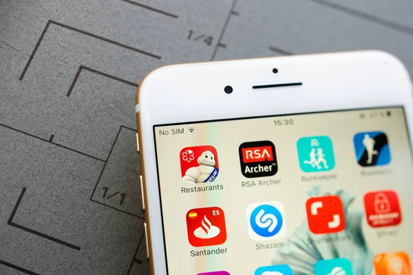 Ekranda birden fazla apps ile yeni iphone 7 artı — Stok fotoğraf
