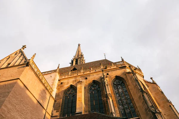 Detalhe da torre do ollegiale Saint-Thiebaut (Saint-Theobald col — Fotografia de Stock