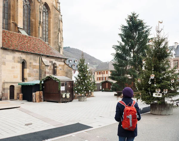 Woman traveling at Christmas Market Alsace, France — Stock Photo, Image