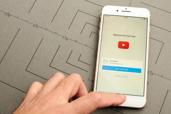 Iphone 7 plus youtube app control login — Stockfoto