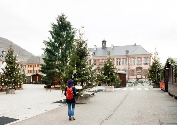 크리스마스 시장 알자스, 프랑스에 여행 하는 여자 — 스톡 사진