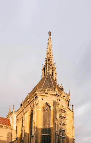 Detalhe da torre do ollegiale Saint-Thiebaut (Saint-Theobald col — Fotografia de Stock