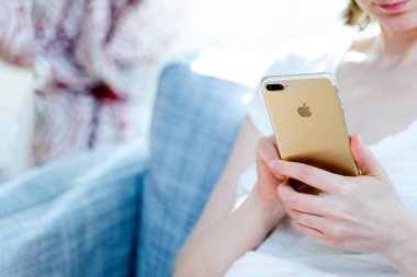 Yeni iphone 7 artı dalga köpüğü enterne çok akıllı telefon kullanan kadın