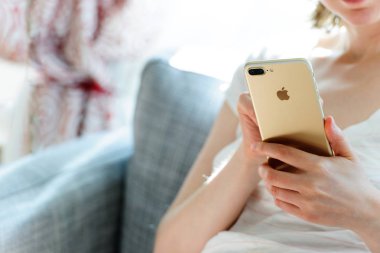 Yeni iphone 7 artı dalga köpüğü enterne çok akıllı telefon kullanan kadın