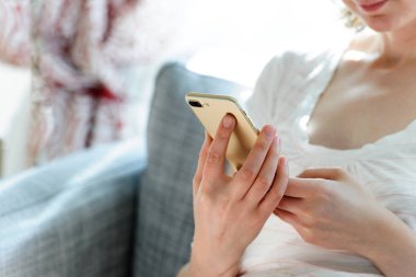 Yeni smartphone sörf internet sosyal ağlar kullanan kadın