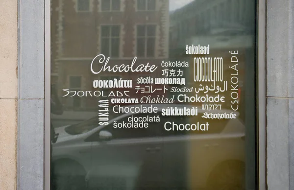Cioccolato Tag Parola Con Traduzione Più Lingue Visto Una Finestra — Foto Stock