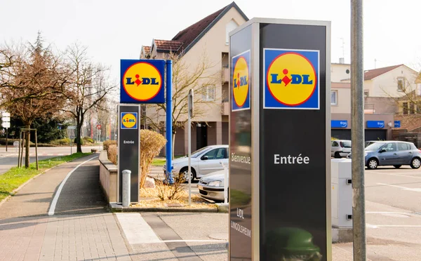 Lidl supermerket vchod s vozíky — Stock fotografie