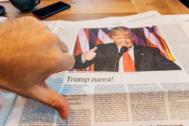 Aşağı Doanld Trump için başparmak