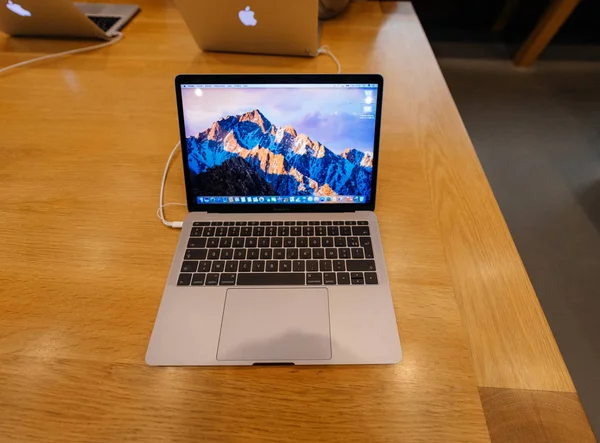 Neues macbook pro vierte generation — Stockfoto