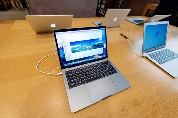 Neues macbook pro vierte generation — Stockfoto