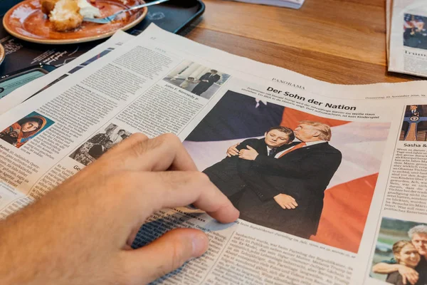 Hombre leyendo sobre Barron Trump y Donald Trump después de las elecciones estadounidenses —  Fotos de Stock
