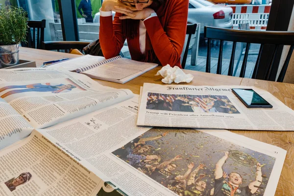 Женщина, читающая в кафе после выборов в США — стоковое фото