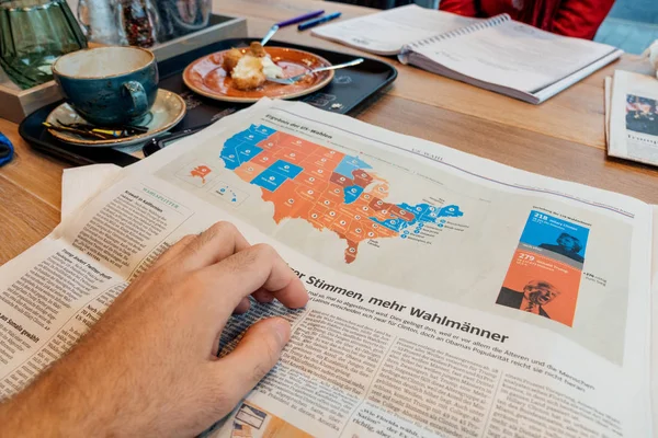 Hombre leyendo en la cafetería después de las elecciones estadounidenses — Foto de Stock