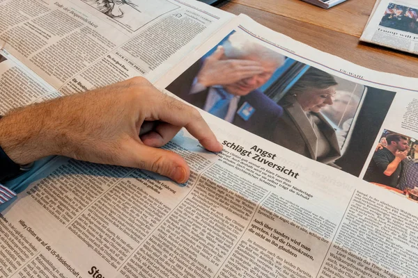 Bill Clinton y Hillary Clinton tras las elecciones en la prensa alemana — Foto de Stock