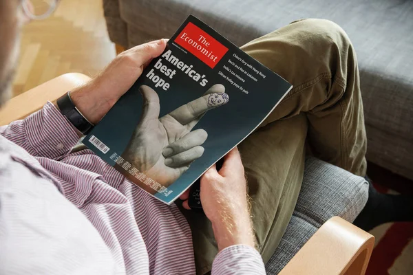 Man läser The Economist om kommande valet — Stockfoto