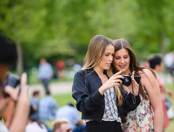 Junge Mädchen bewundern die Fotos, die sie mit der Spiegelreflexkamera gemacht haben — Stockfoto