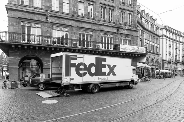 Fedex novo caminhão no centro da cidade descarregar mercadoria parcela — Fotografia de Stock