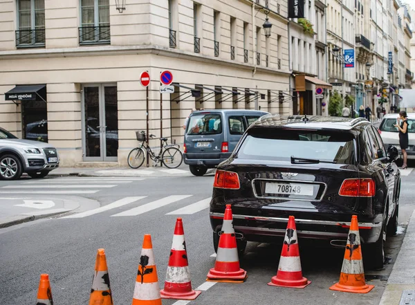 Bentley Geländewagen in der Stadt — Stockfoto