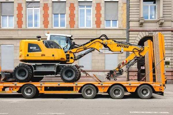 Liebherr 912 compacte graafmachine op transport aanhangwagen — Stockfoto